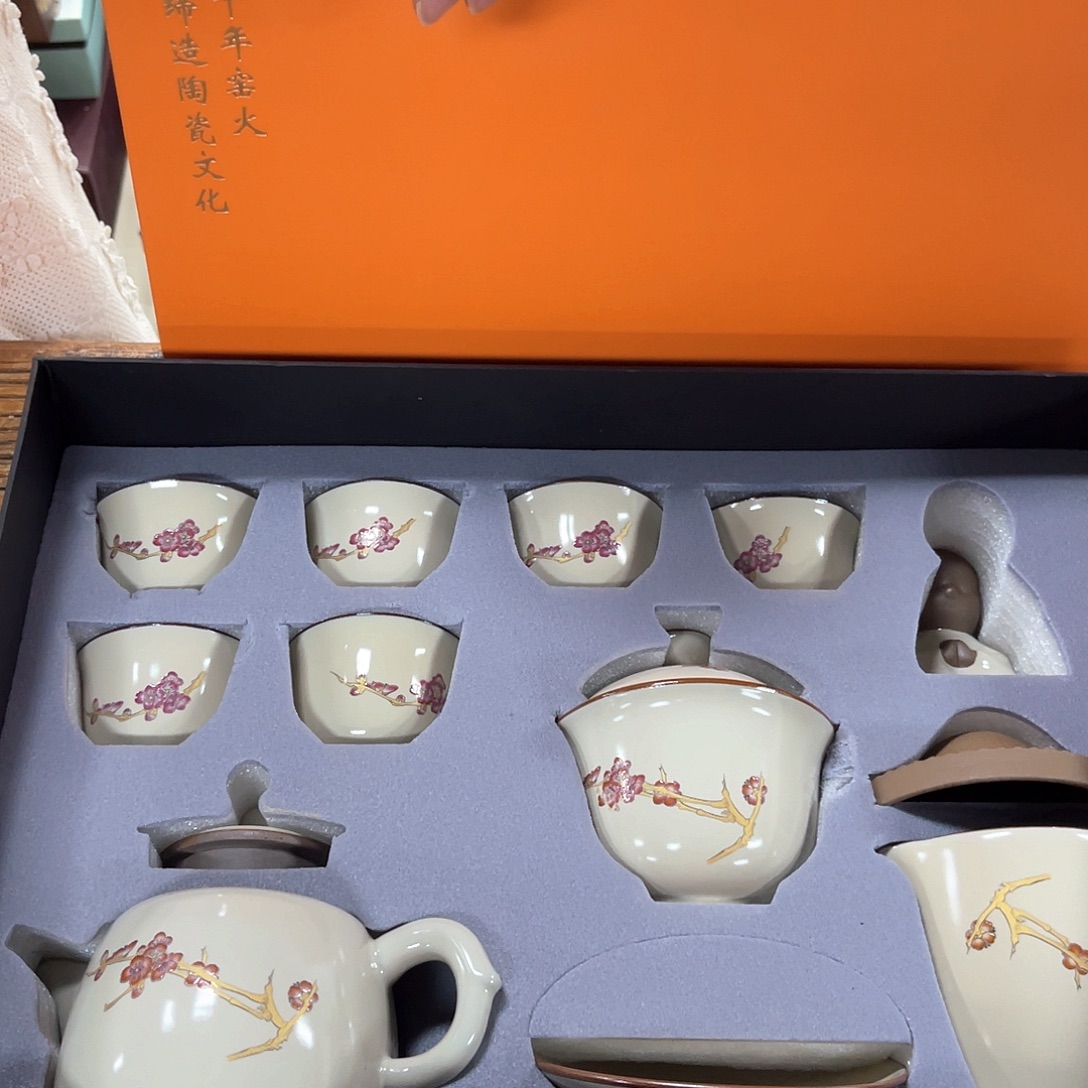 孤品茶具套装等。            