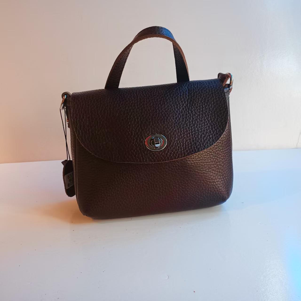 一款软皮面的斜背包，方便实用