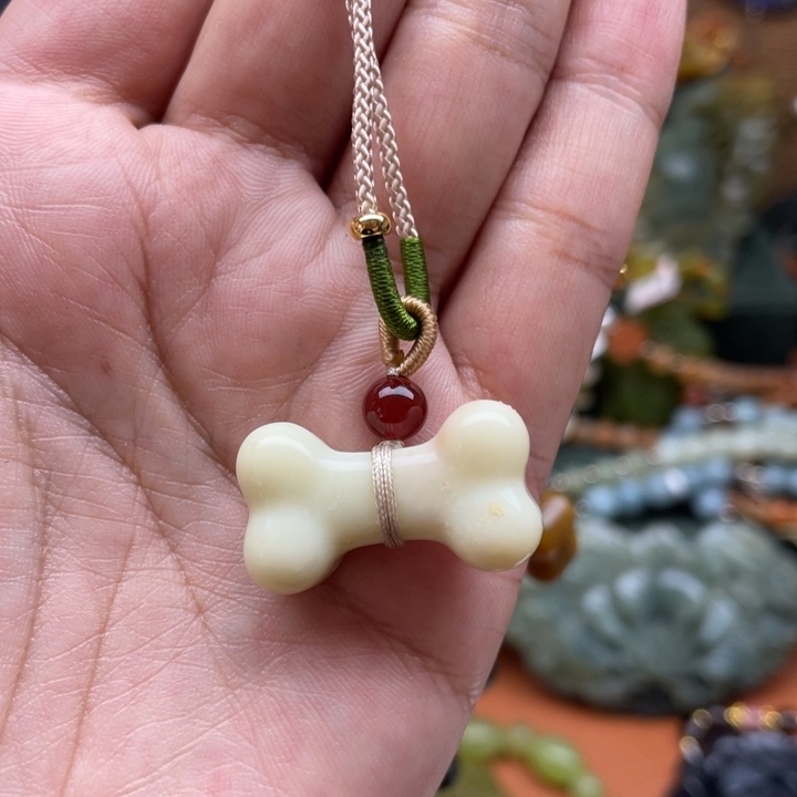 蛇纹石玉吊坠合金