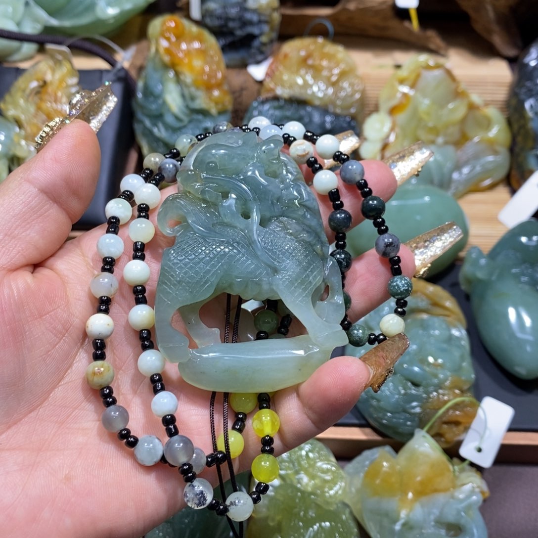 蛇纹石玉颈饰未镶嵌