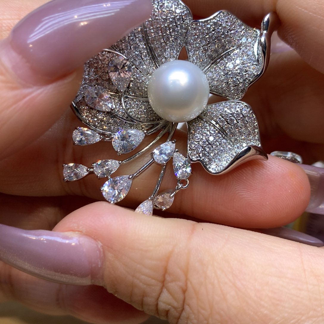 未镶嵌胸饰海水珍珠