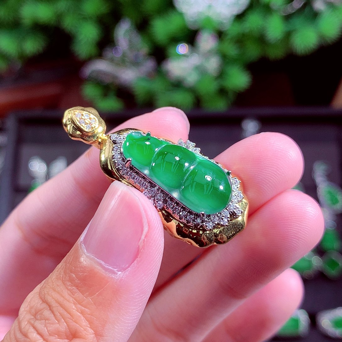 颈饰未镶嵌翡翠天然