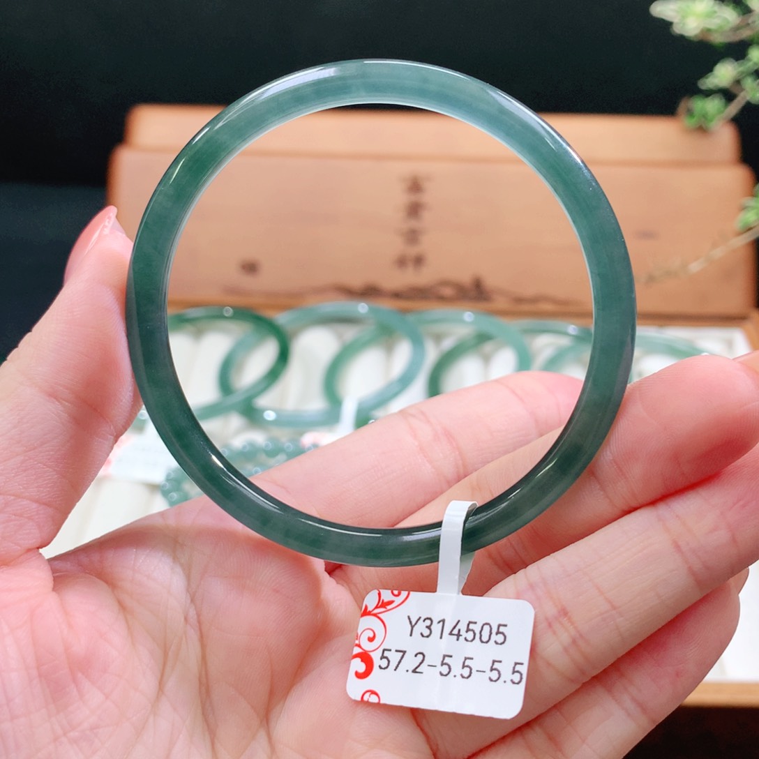 翡翠手镯未镶嵌天然