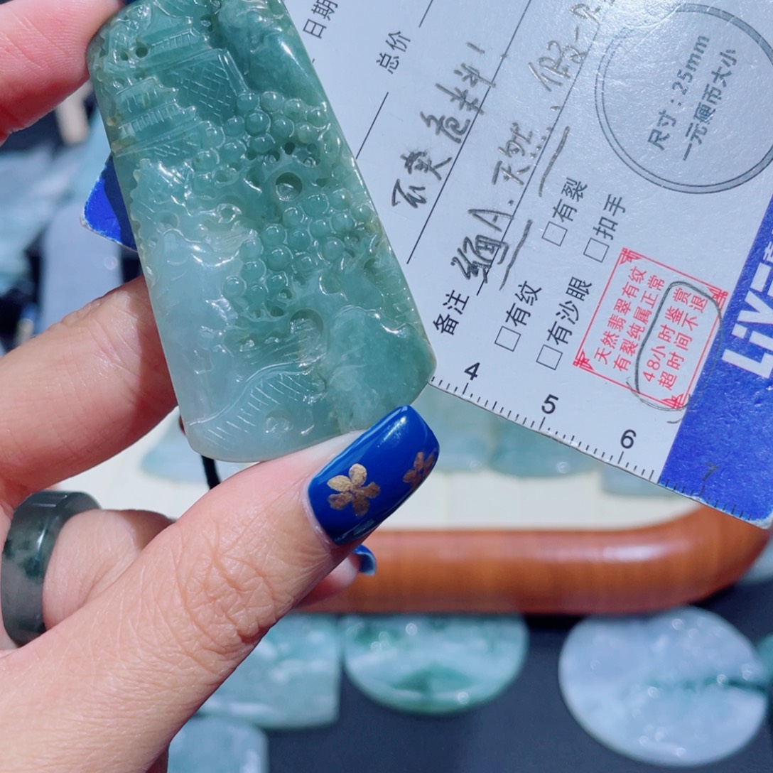 翡翠未镶嵌颈饰山水