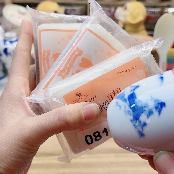 1557558575989989999999