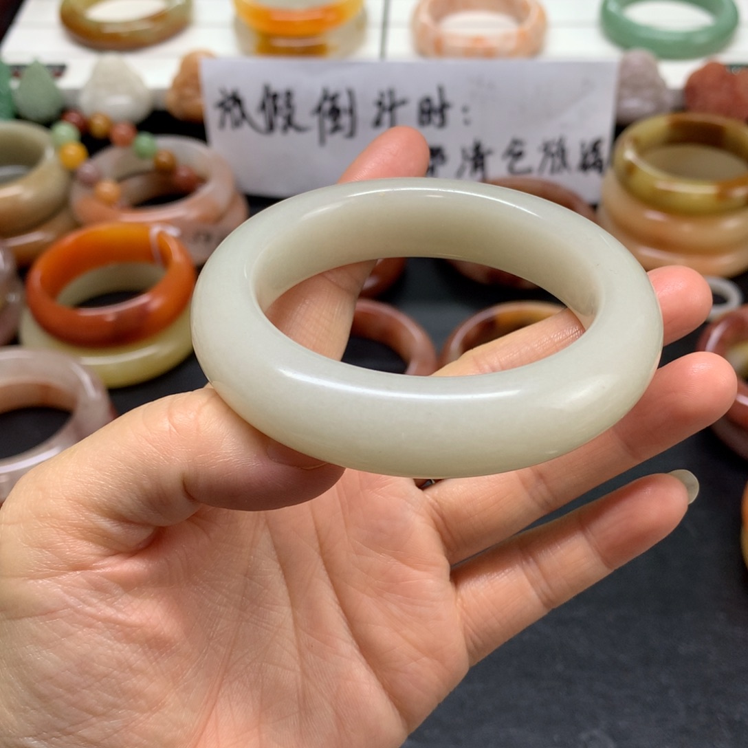 石英质玉手镯未镶嵌