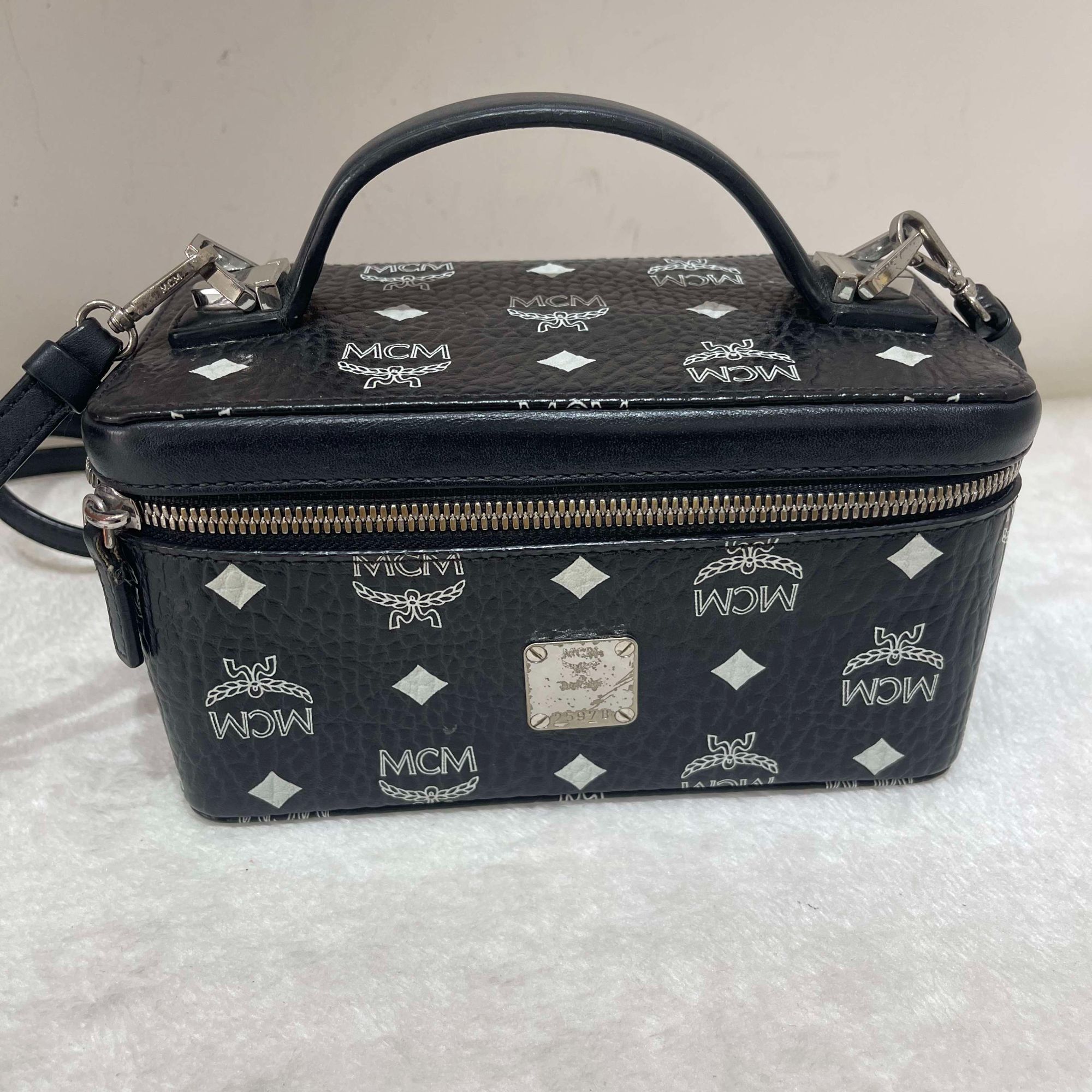 95新 MCM 黑老花化妆包单肩女包16439658