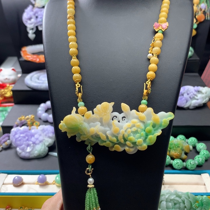 翡翠颈饰未镶嵌黄绿花牌