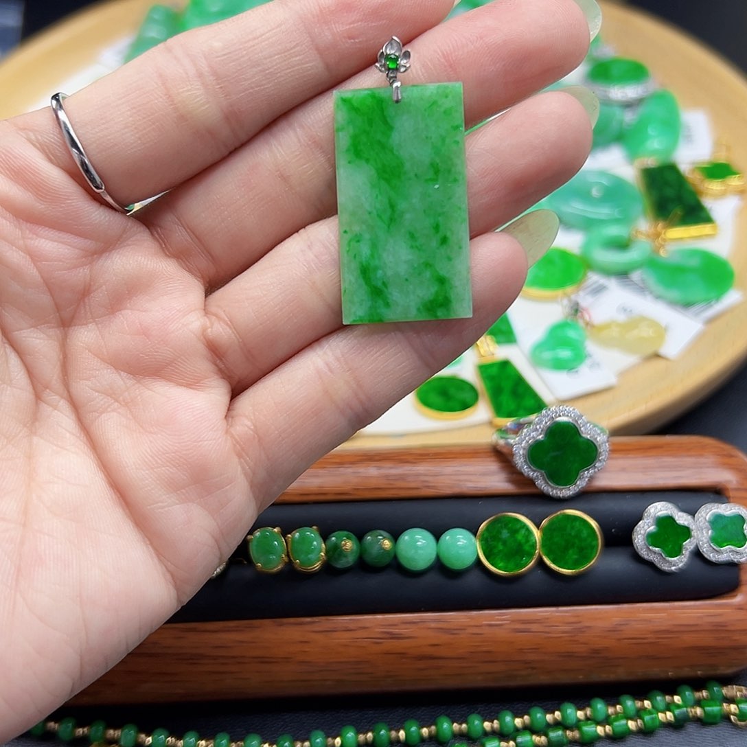 翡翠颈饰18K金镶嵌天然缅料A货一件