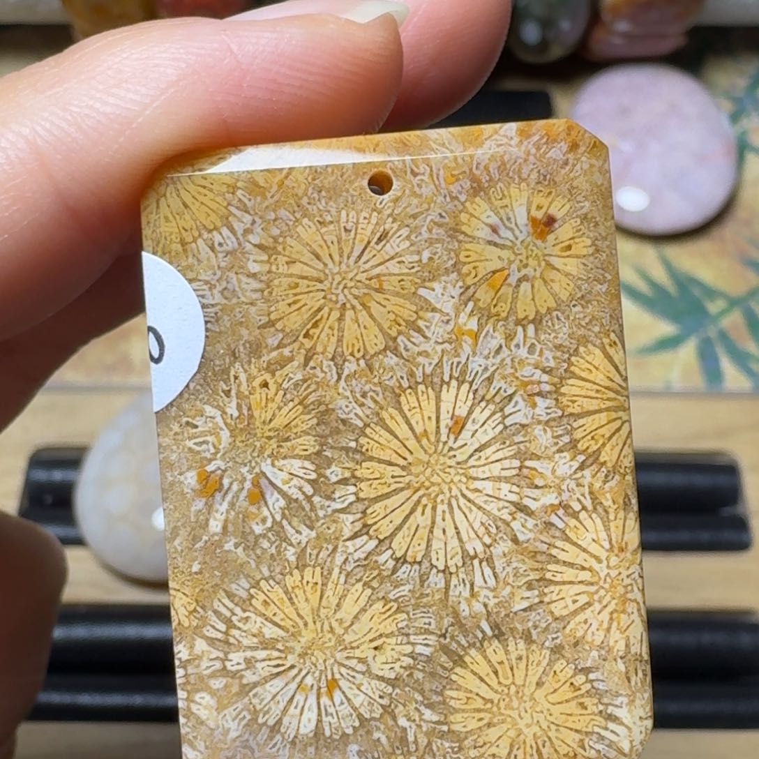 硅化玉黄色美大花，隔衣戴未镶嵌
