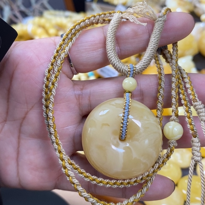 琥珀颈饰未镶嵌平安扣