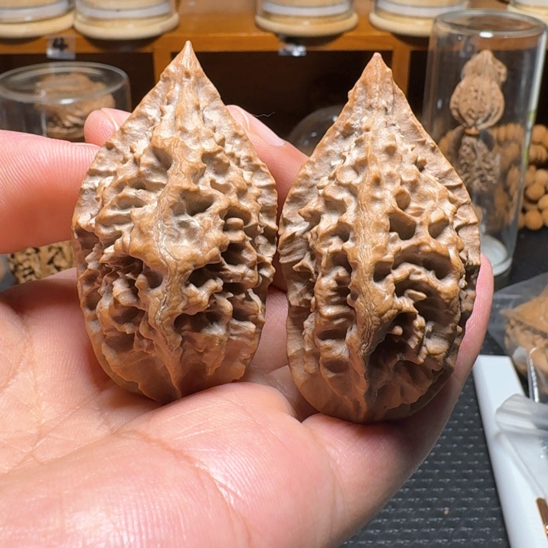 文玩核桃把件龙鳞绣花鞋