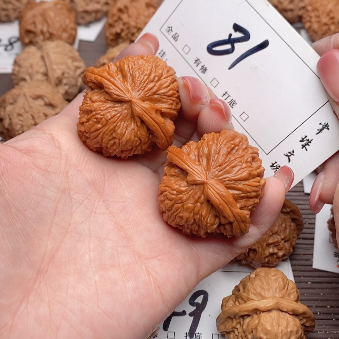 文玩核桃吊坠40白狮子81