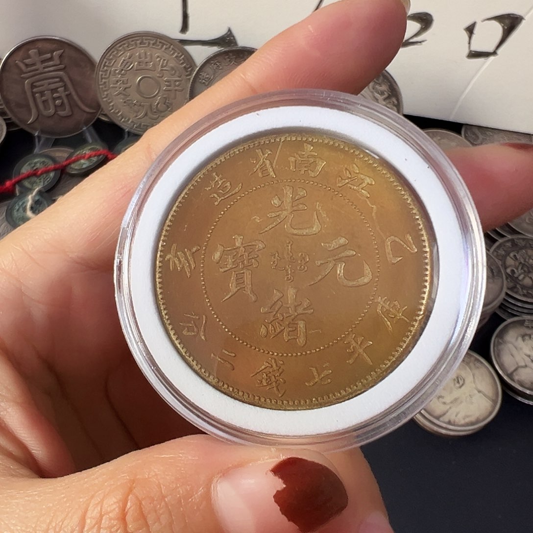 金属银元复古风格摆件
