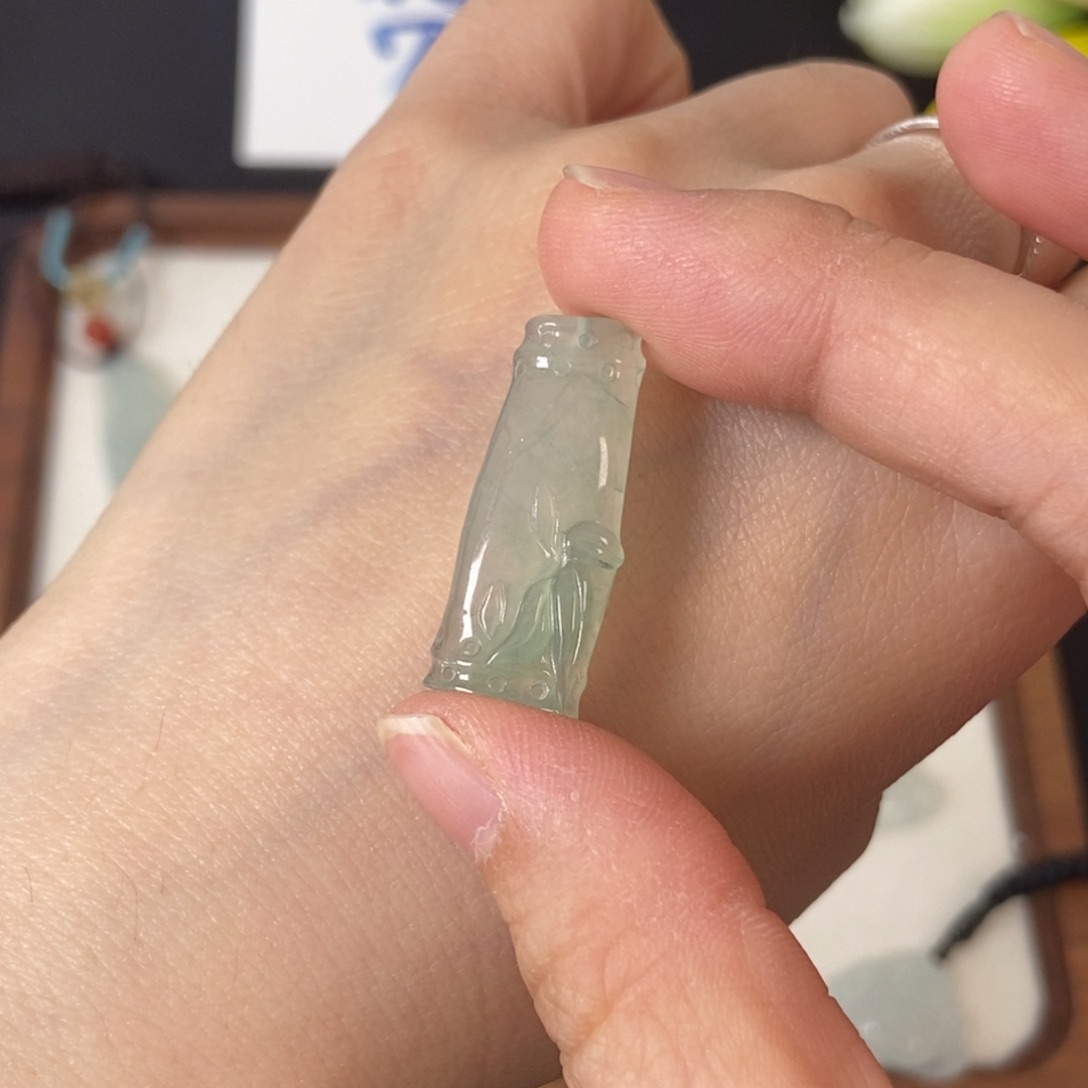 翡翠颈饰未镶嵌反**?甜绿小竹节