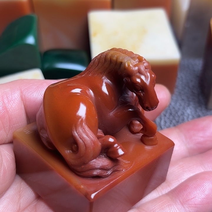 老挝石王根林作品马钮
