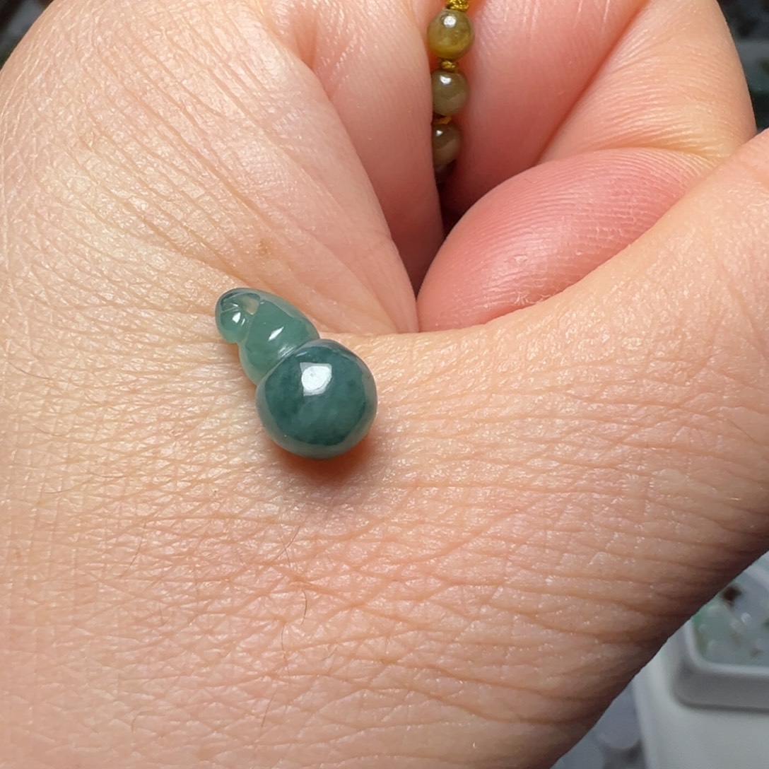 翡翠未镶嵌颈饰小葫芦一个50块