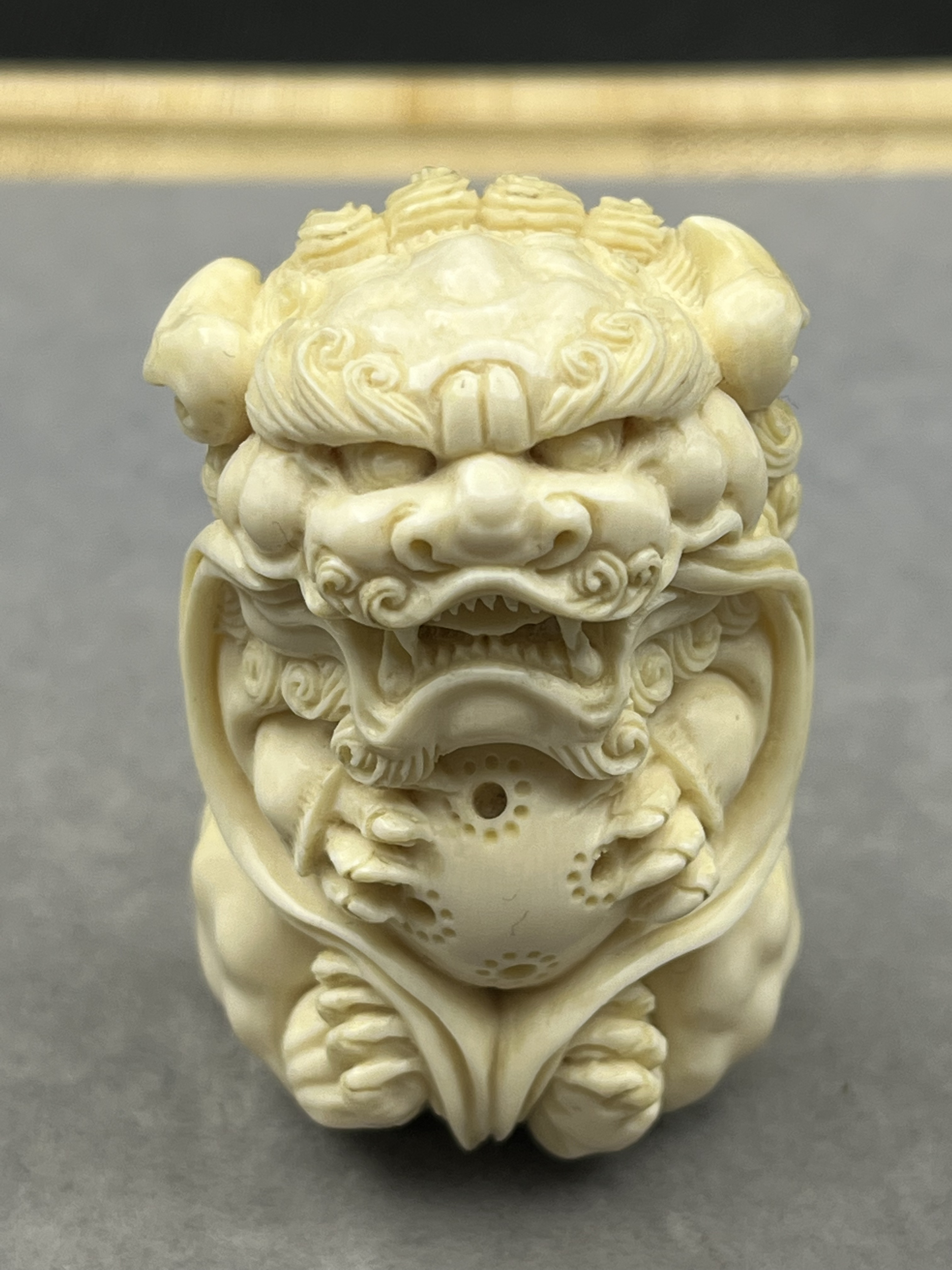 保真猛犸牙黄艺老师手工狮子抱球把件