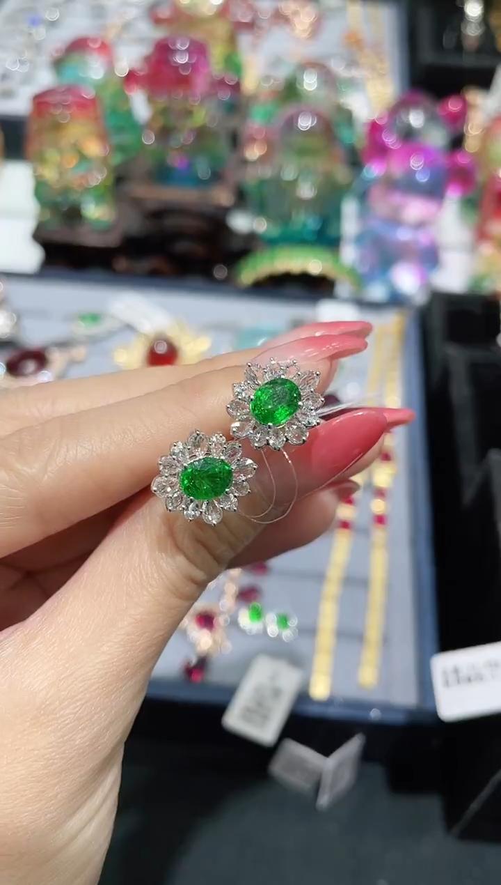  18K金镶嵌天然沙弗莱耳饰