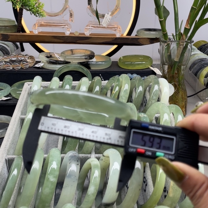 蛇纹石玉未镶嵌手镯298