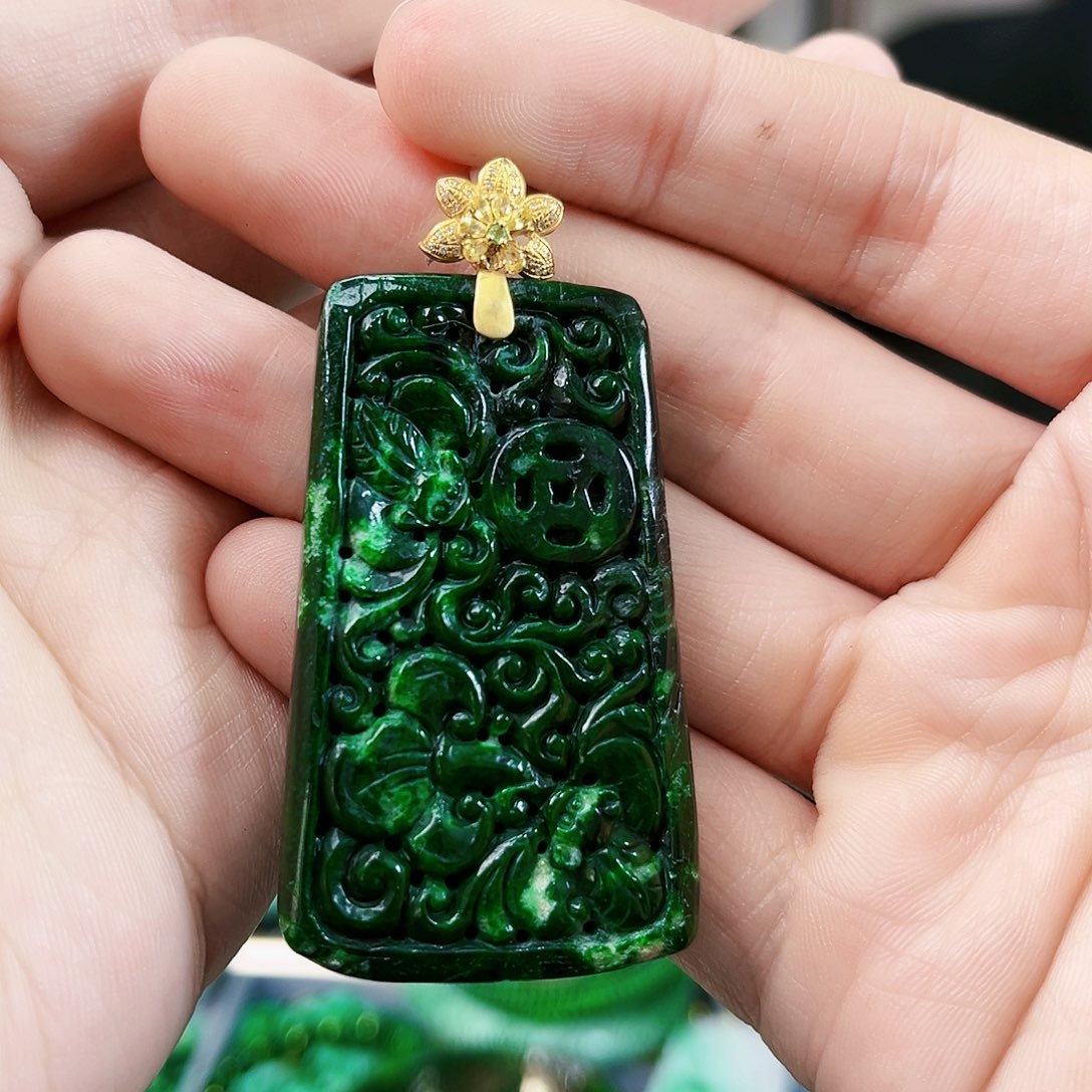 翡翠颈饰18K金镶嵌吊坠多样性