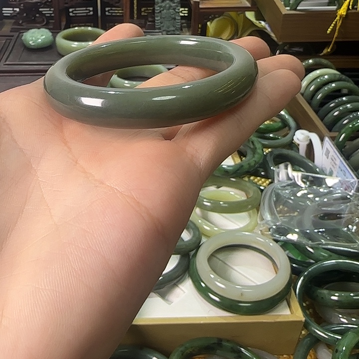 惜***叔和田玉未镶嵌手镯