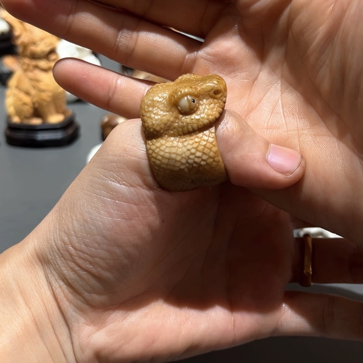 木宏**业鹿角雕刻工艺板指