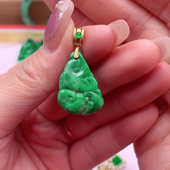 翡翠颈饰18K金镶嵌翡翠