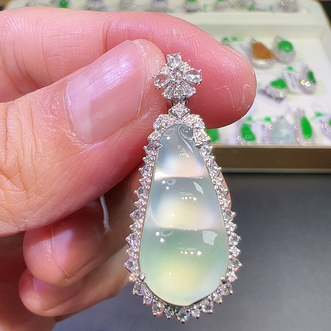 翡翠颈饰18K金镶嵌翡翠