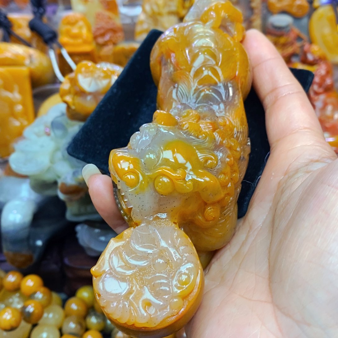 未镶嵌石英质玉（黄龙玉）颈饰