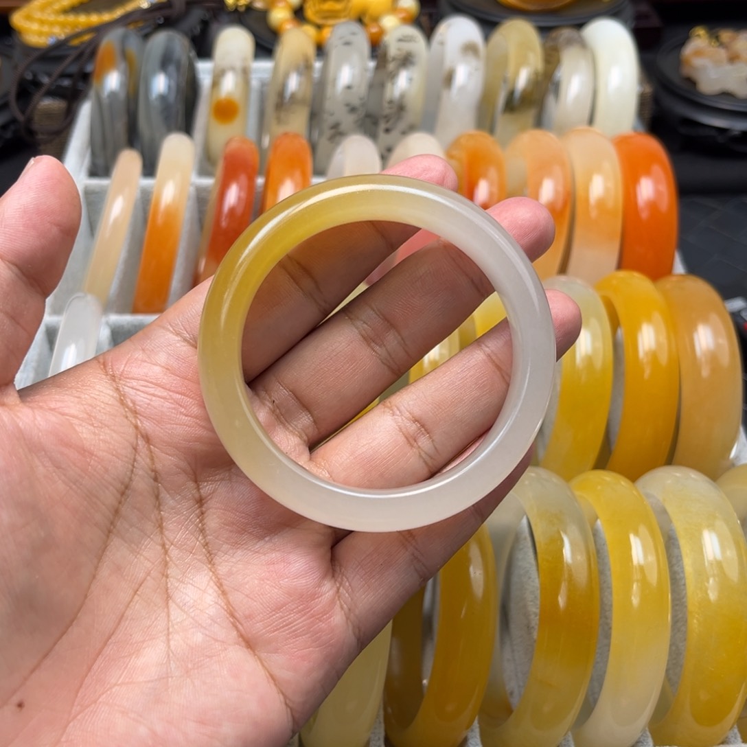 石英质玉（黄龙玉）手镯未镶嵌小*?