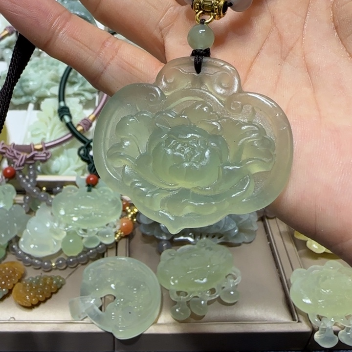 蛇纹石玉吊坠未镶嵌