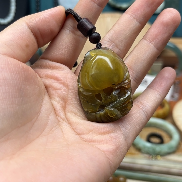 蛇纹石玉颈饰未镶嵌