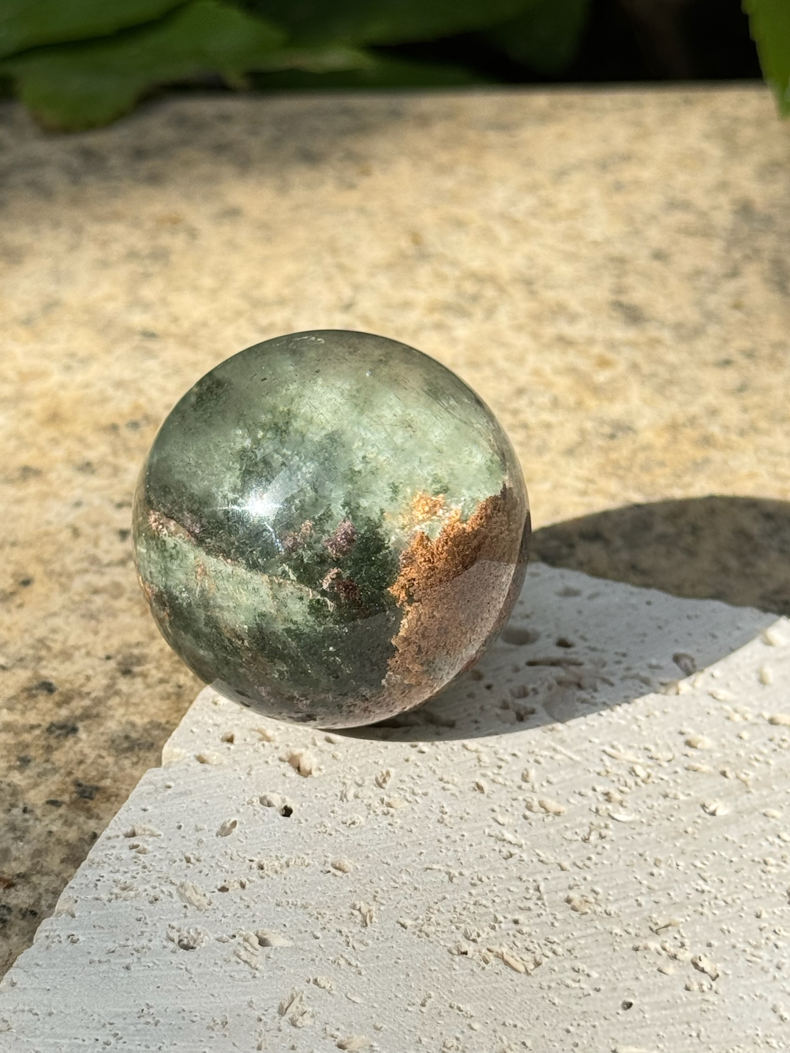 天然绿幽灵圆球水晶球可把玩手把件摆件