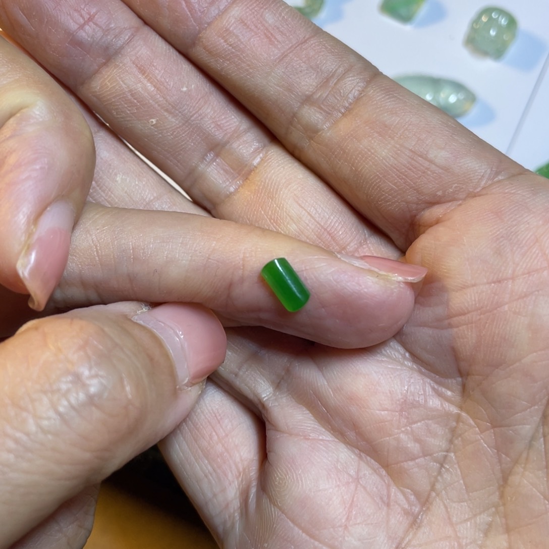 翡翠颈饰未镶嵌蛋面