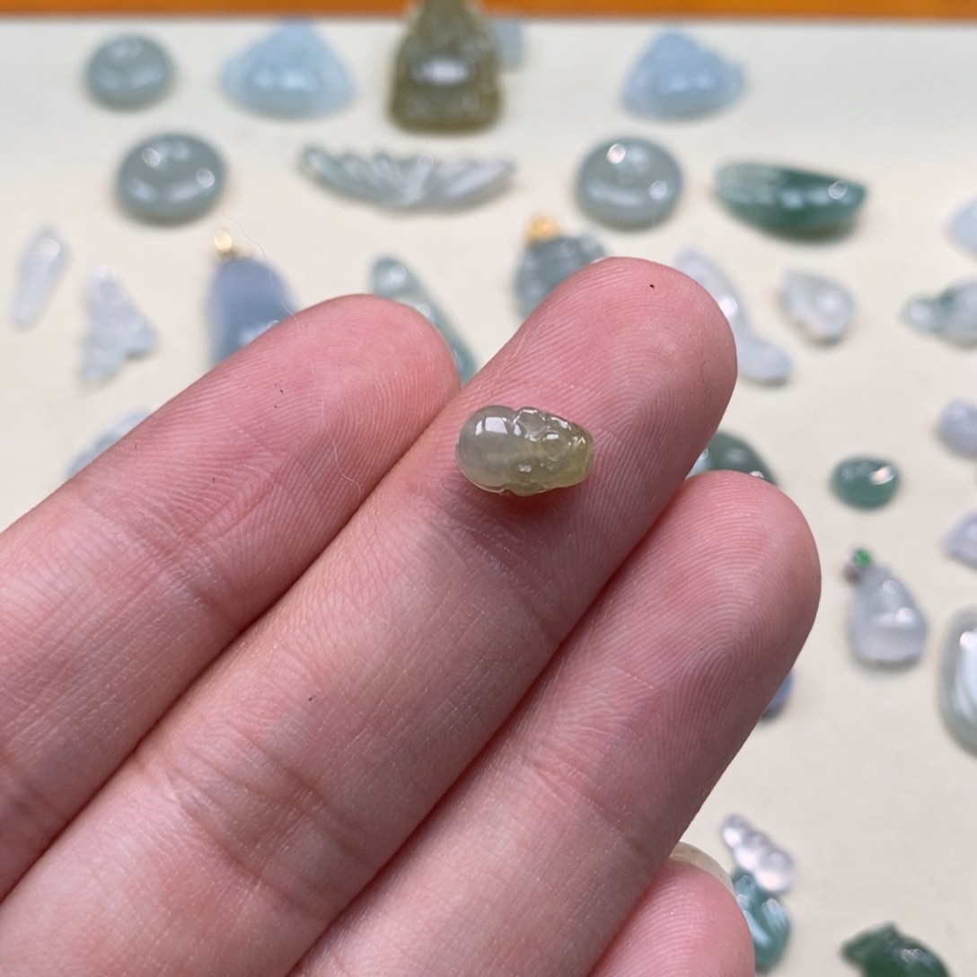 小***文翡翠未镶嵌颈饰貔貅