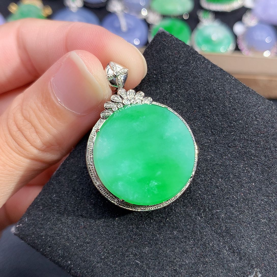 颈饰18K金镶嵌翡翠