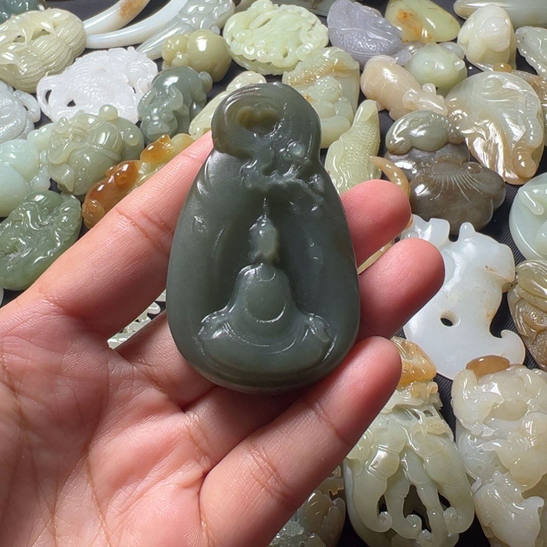 管***队和田玉未镶嵌颈饰