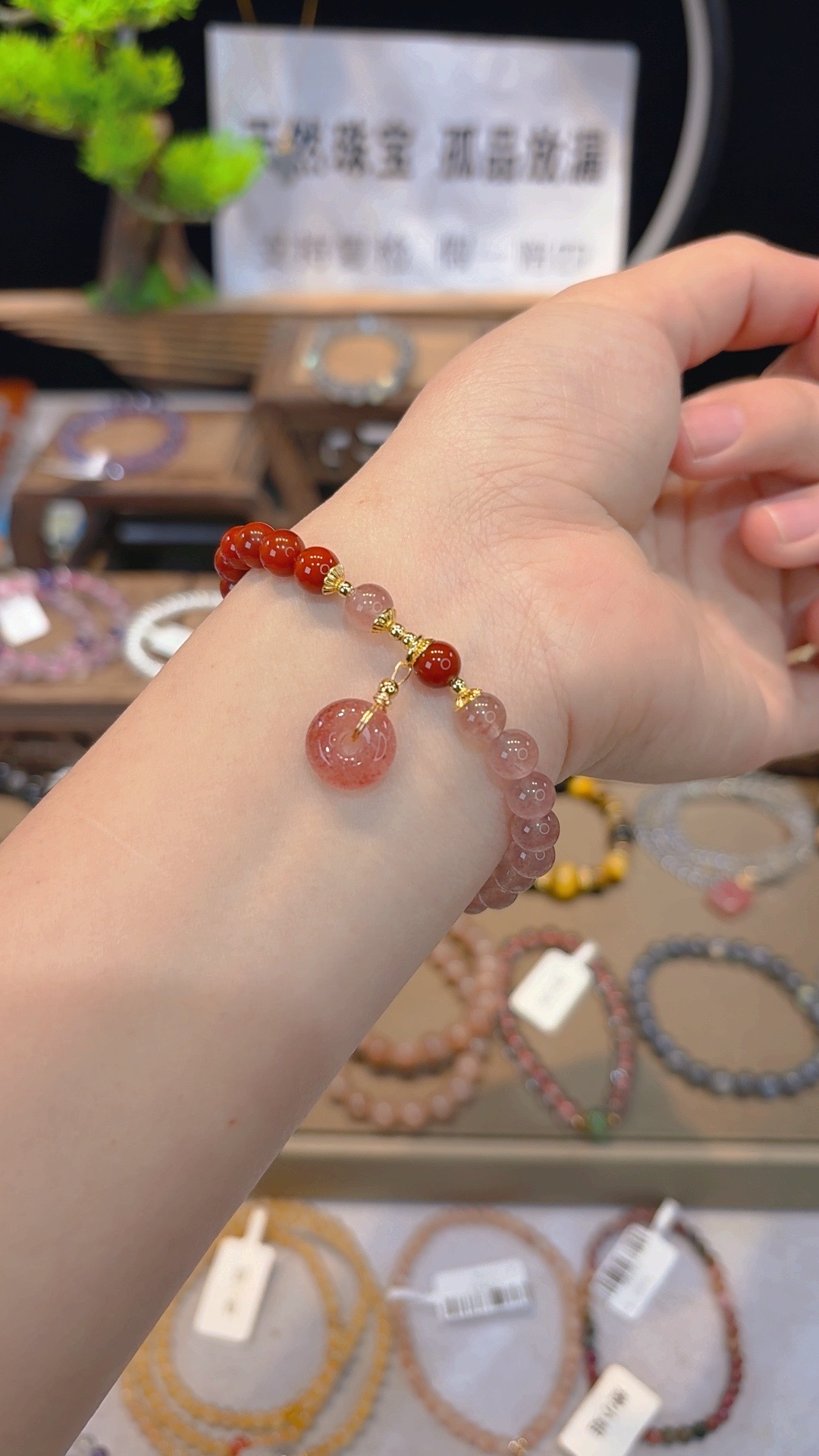 单圈双拼红玛瑙和石英质玉草莓晶加平安扣款手串F250