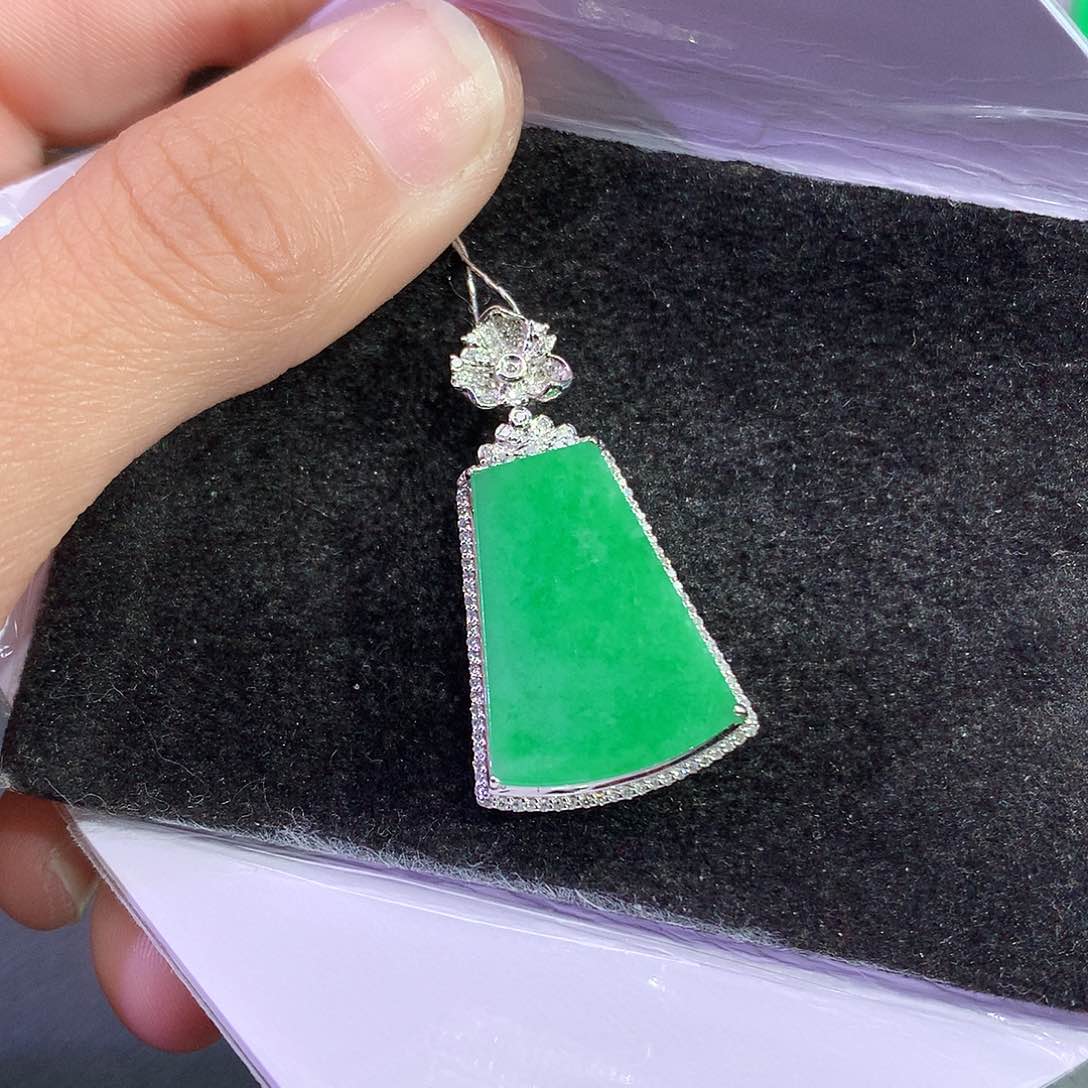 翡翠吊坠(赠链)18K金镶嵌小***o