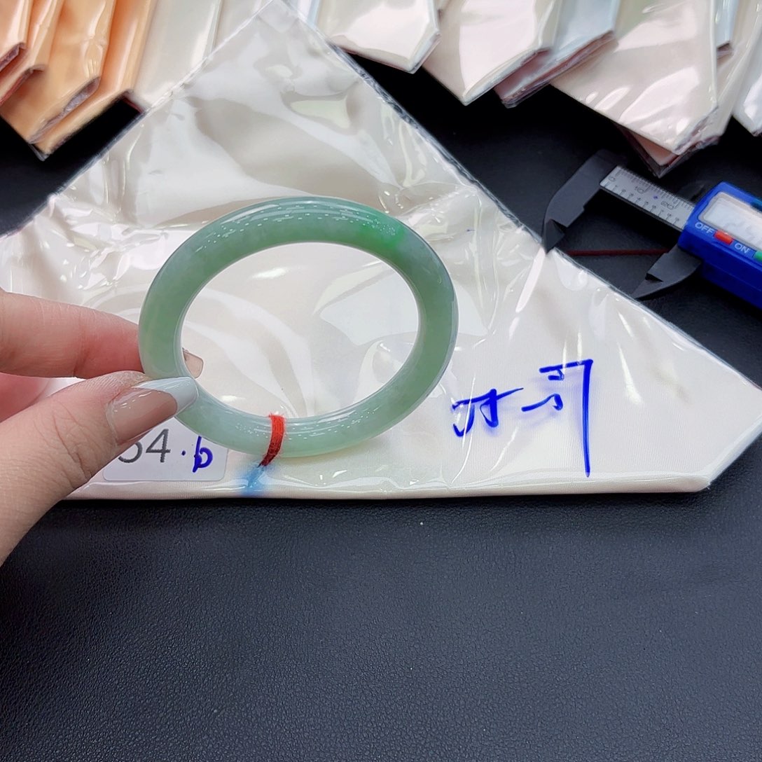 翡翠手镯未镶嵌手镯