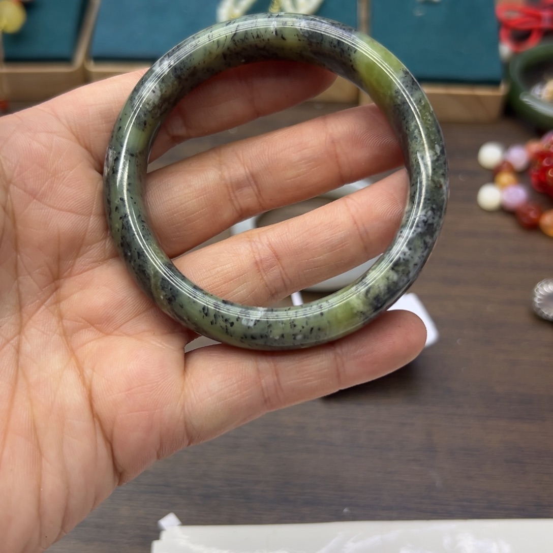 和田玉未镶嵌手镯56圈围1993瑕