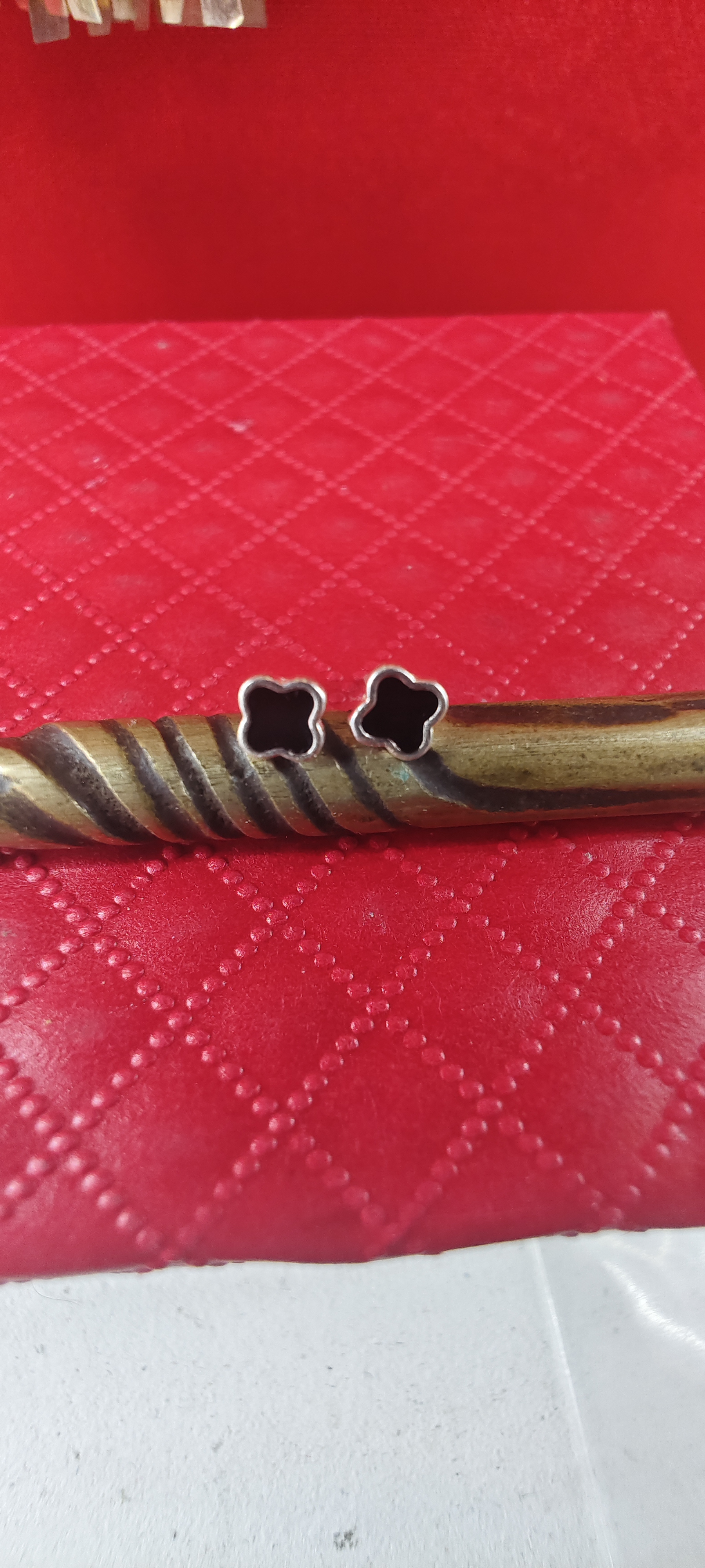 足银皮质耳饰 银饰黑色四叶草耳钉素款百搭饰品日韩原创设计银色