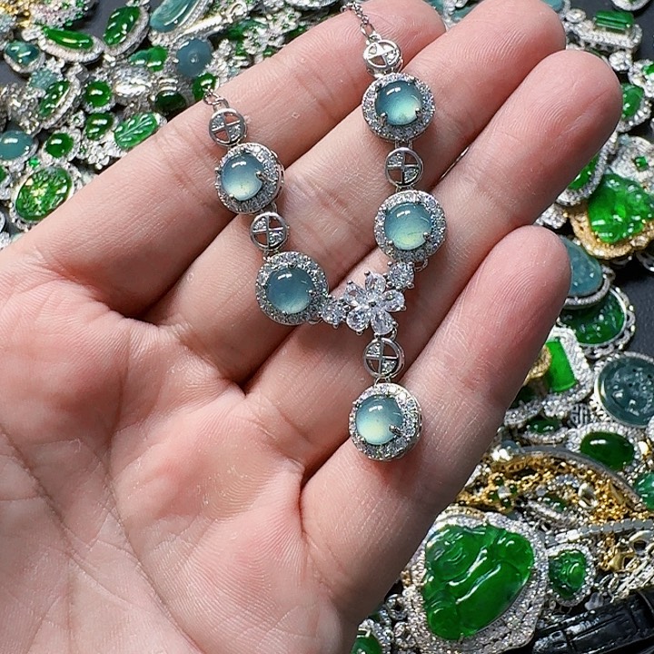 翡翠颈饰未镶嵌天然A货翡翠放漏