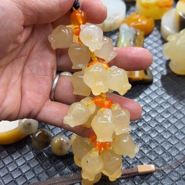 石英质玉（黄龙玉）颈饰未镶嵌