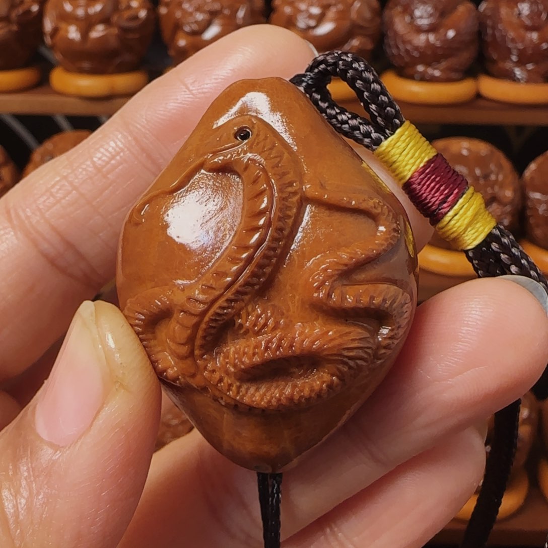 橄榄核把件生肖蛇守护手把件