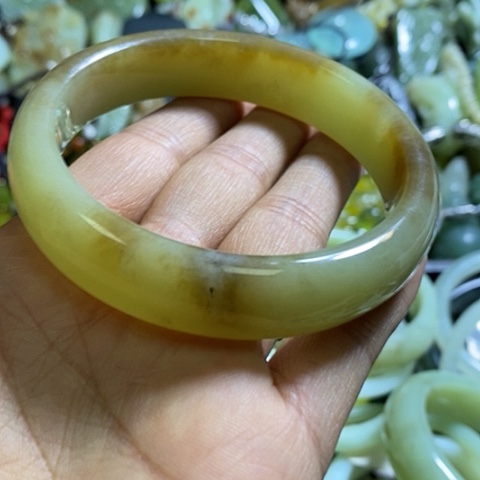 和田玉手镯未镶嵌62口径