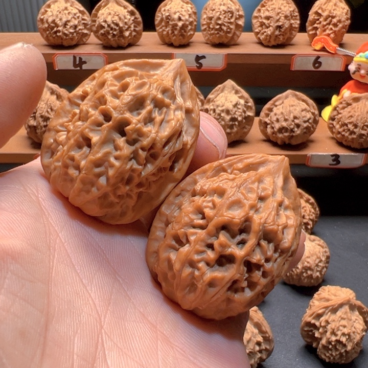 ℤ***鬼吊坠文玩核桃鸡王一抹红