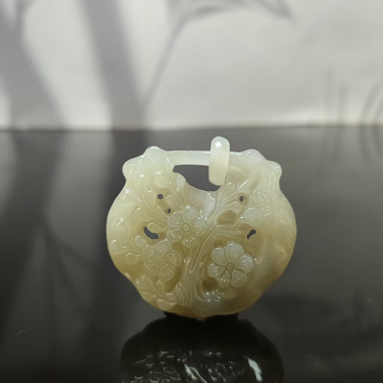 Z和田玉喜上眉梢平安锁吊坠2712