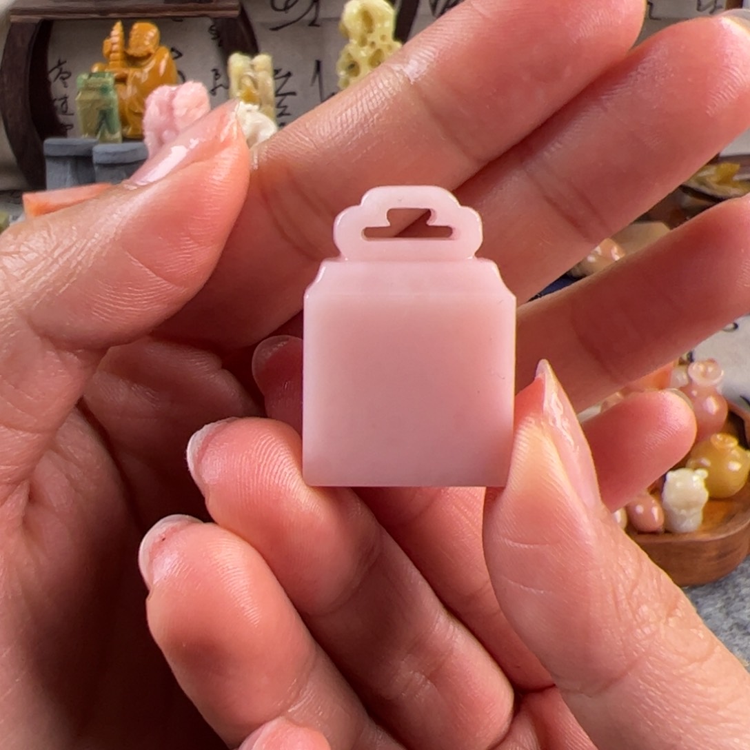 云南石L****?龙蛋粉如意印章